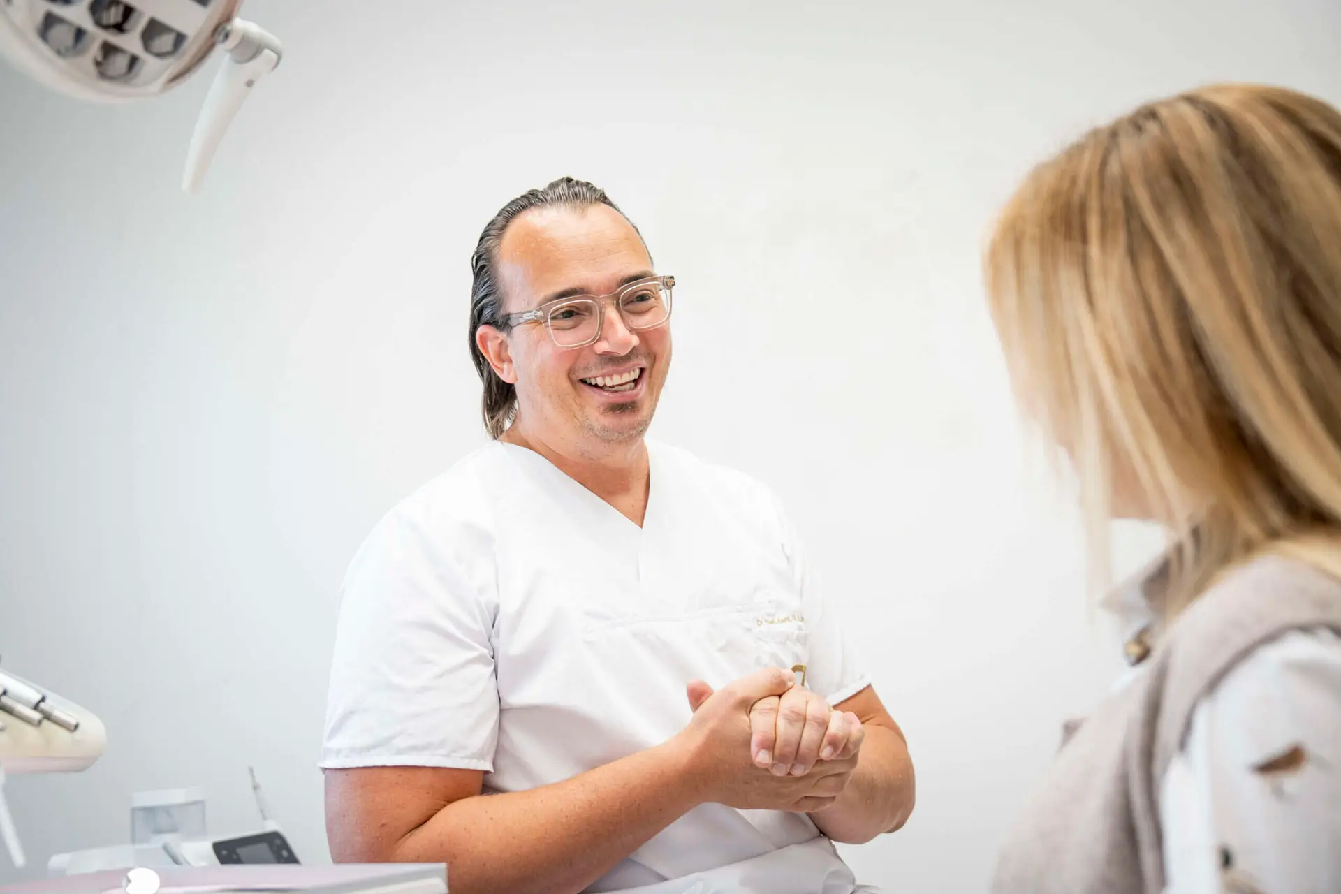 Dr. Stoll im Behandlungsgespraech mit einer Patientin