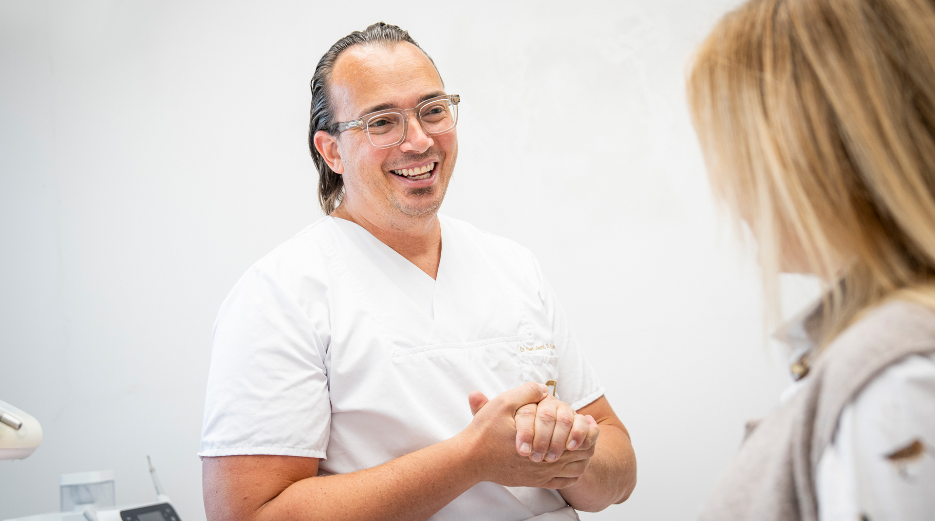 Dr. Stoll im Behandlungsgespraech mit einer Patientin