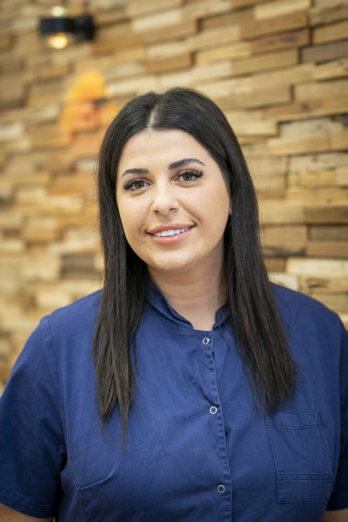 Amina Mislimi – Fachpersonal für Prophylaxe