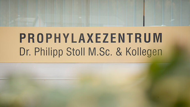 Zahnarzt erklärt Patientin die ImplantSafe- und PerioSafe-Methode anhand eines Tablets