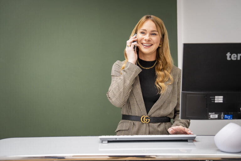 Praxismitarbeiterin am Telefon an der Anmeldung